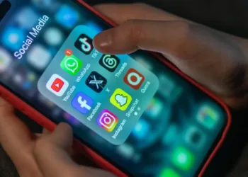 Abana bakumiriwe ku mbuga nkoranyambaga