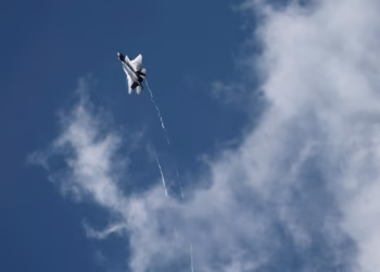 Ubwongereza bwatangaje ko bugiye kugura indege z’intambara 12 zishobora kurashisha intwaro za nikleyeri