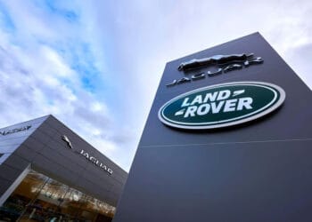 Jaguar Land Rover igiye kugabanya abakozi basaga 500 kubera imisoro ya Amerika