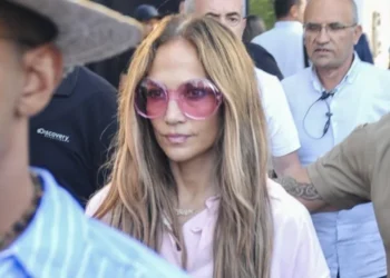 Jennifer Lopez yahuye n’ikibazo gitunguranye mu rugendo