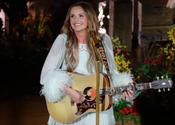 Carly Pearce yagaragaje urugendo rwe ahanganye n’indwara zo mu mutwe