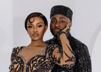 Adekunle Gold, D’banj na Stonebwoy baririmbiye Davido mu bukwe