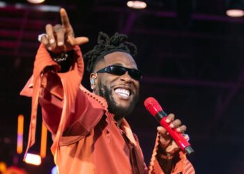 Burna Boy akomeje kuvugisha benshi nyuma yo guhagarika igitaramo i Denver