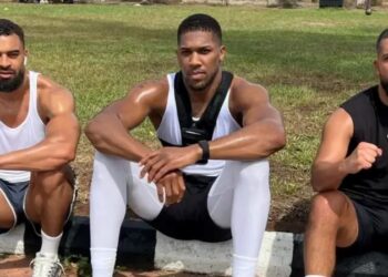 Igihangange mu iteramakofi, Anthony Joshua yakomerekeye mu mpanuka yapfiriyemo inshuti ze ebyiri