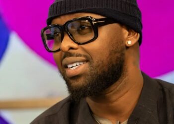 Eddy Kenzo aribaza ku butunzi bwa Bobi Wine mu gihe avuga ko Uganda iri “gupfa”