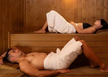 Ese sauna n’ukwoga mu mazi akonje byagira akamaro ku buzima? Abahanga barabisobanura