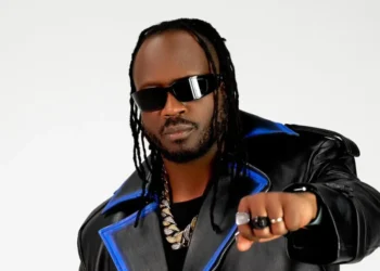 Michael Fingers Mugisa yashize ahagaragara amwe mu mateka  akubiye mu ndirimbo ‘Love you everyday’ ya Bebe cool