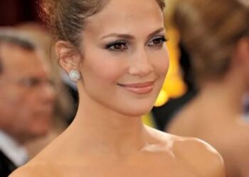 Jennifer Lopez ashimangira kwigirira icyizere no kwisanzura mu myambarire ku rubyiniro rwa Las Vegas