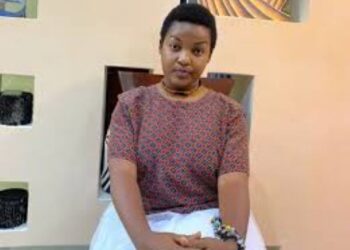 “Abandi bana”: Clarisse Karasira yagarutse ku muziki ufasha umuntu kwiyakira