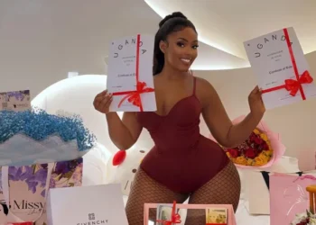 Gloria Bugie yahawe ibyangombwa by’ubutaka ku munsi w’abakundana