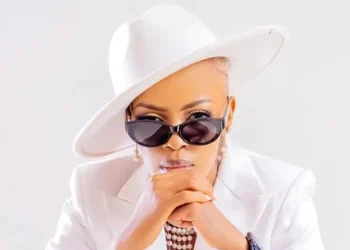 “Guhuza politiki n’umuziki biragora” – Nina Roz