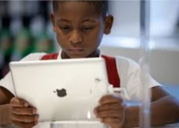 Dore ibyo ukwiriye kwitaho igihe umwana wawe akoresha ibikoresho by’ikoranabuhanga