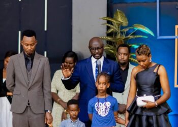 Clapton Kibonge n’umugore we Jackie  berekanywe mu rusengero “Amafoto”