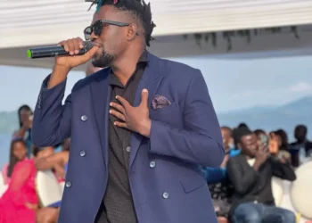 “Naricujije gukorana indirimbo na bamwe mu bahanzi” – Dax Vibez