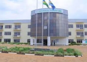 Gatsibo: Umukobwa w’imyaka 21 akekwaho kwiba atoboye iduka