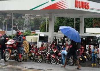 Lisansi yazamutse igera ku 2,938 Frw kuri litiro, Leta ivuga ko ari ibihe bidasanzwe