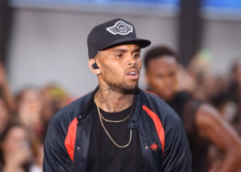 Uwahoze ari umukozi wa Chris Brown ari kwaka indishyi ya Miliyari 131 frw